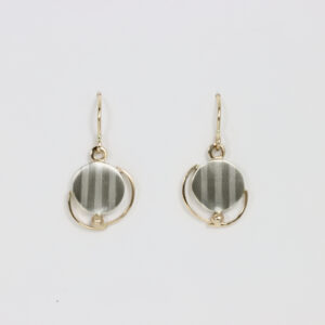Dangle earrings with a striped pattern