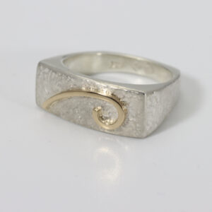A sterling silver textured ring with a 14k french curve design.