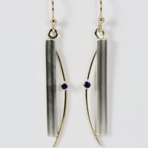 Earrings with a vertical stripe and a sapphire
