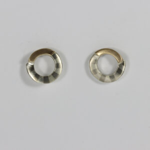 Open circular post with a striped pattern and 14k.