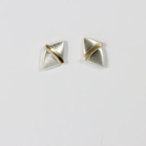 Stud in sterling silver and 14k gold. Trapezoid shape.
